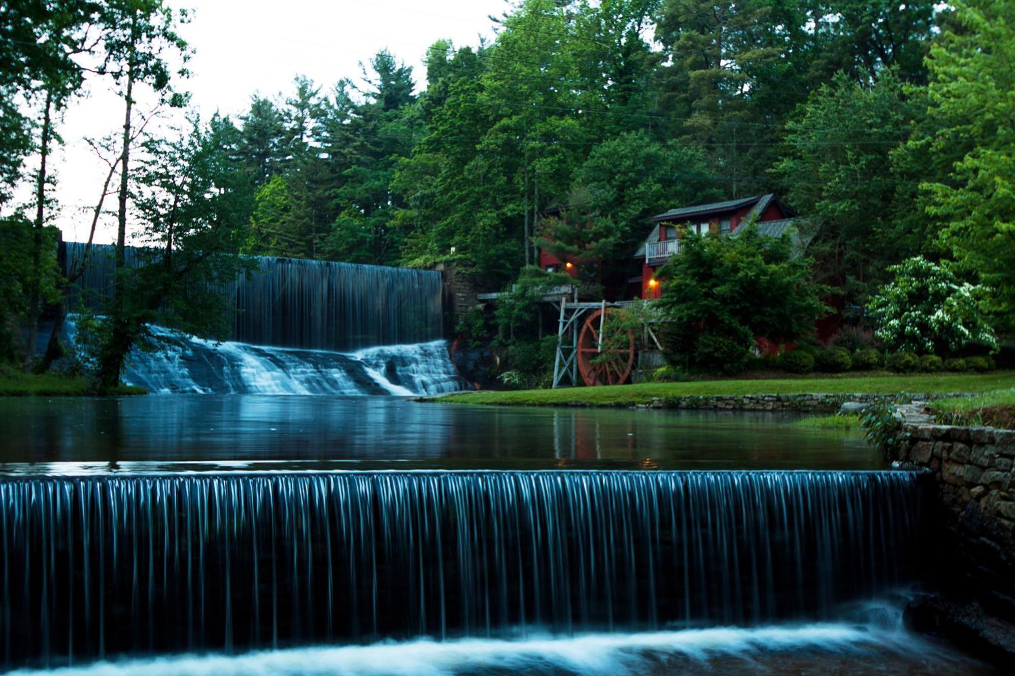 Highland Lake Inn & Resort - Flat Rock Exterior photo