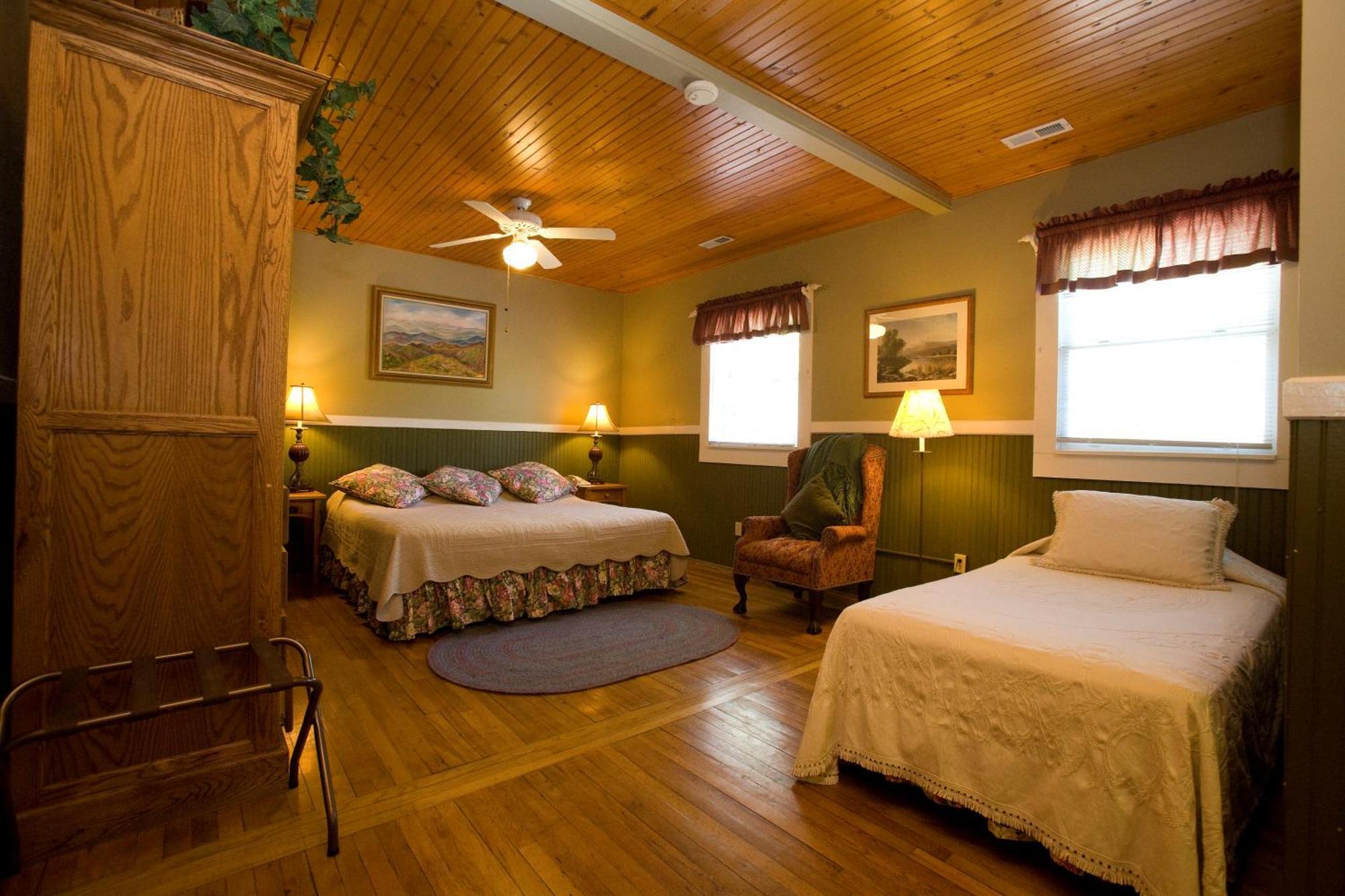 Highland Lake Inn & Resort - Flat Rock Exterior photo