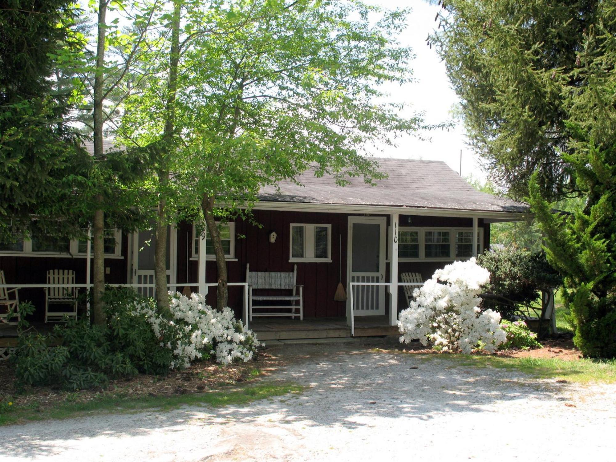 Highland Lake Inn & Resort - Flat Rock Exterior photo