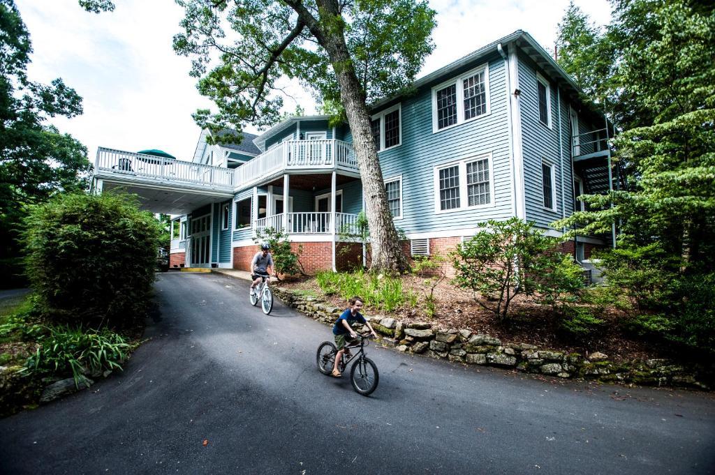 Highland Lake Inn & Resort - Flat Rock Exterior photo