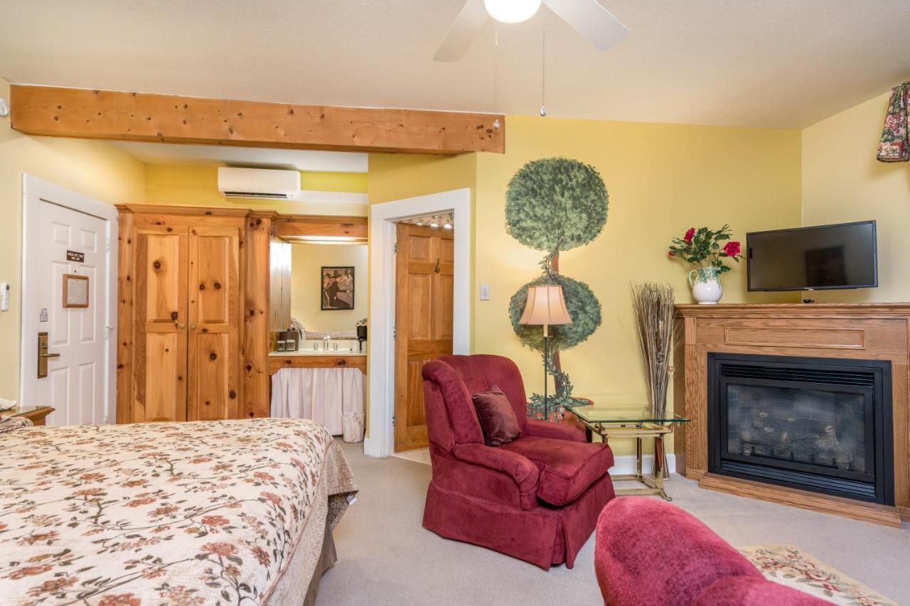 Highland Lake Inn & Resort - Flat Rock Exterior photo