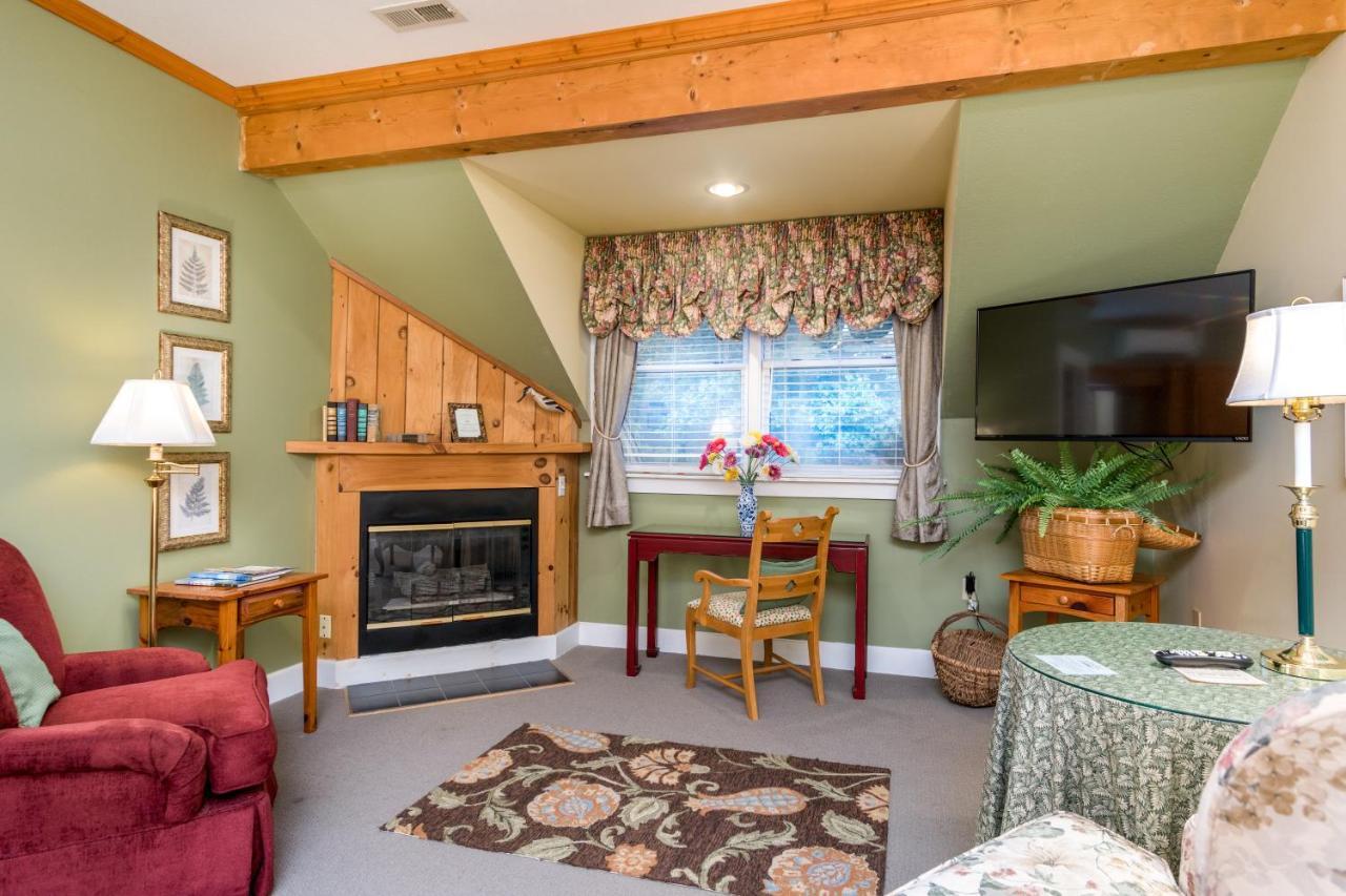 Highland Lake Inn & Resort - Flat Rock Exterior photo